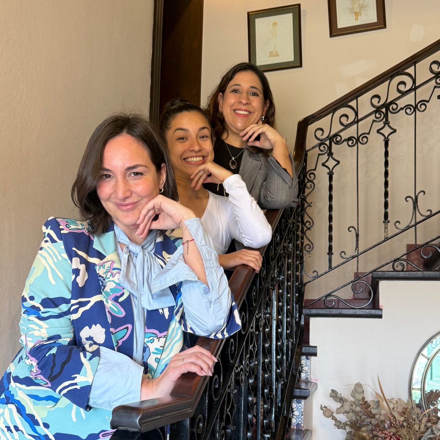 Eva, Juli y Palo en la escalera de la Posada