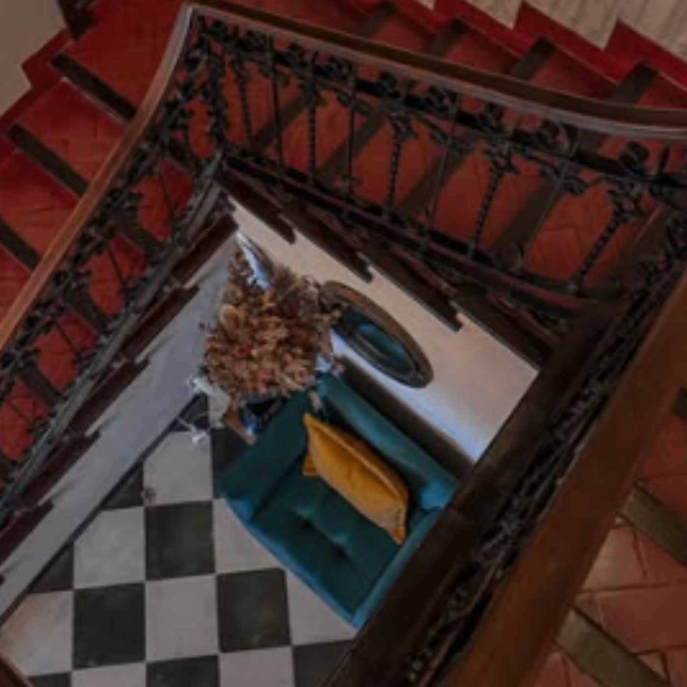 Escalera interior de la casona